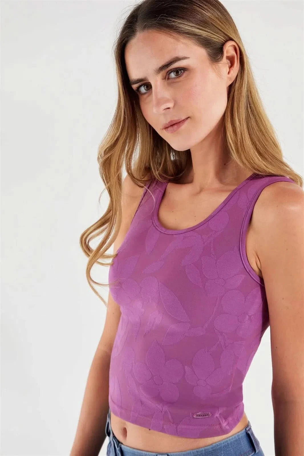 Sleeveless crop top with a floral jacquard print - Purple 1