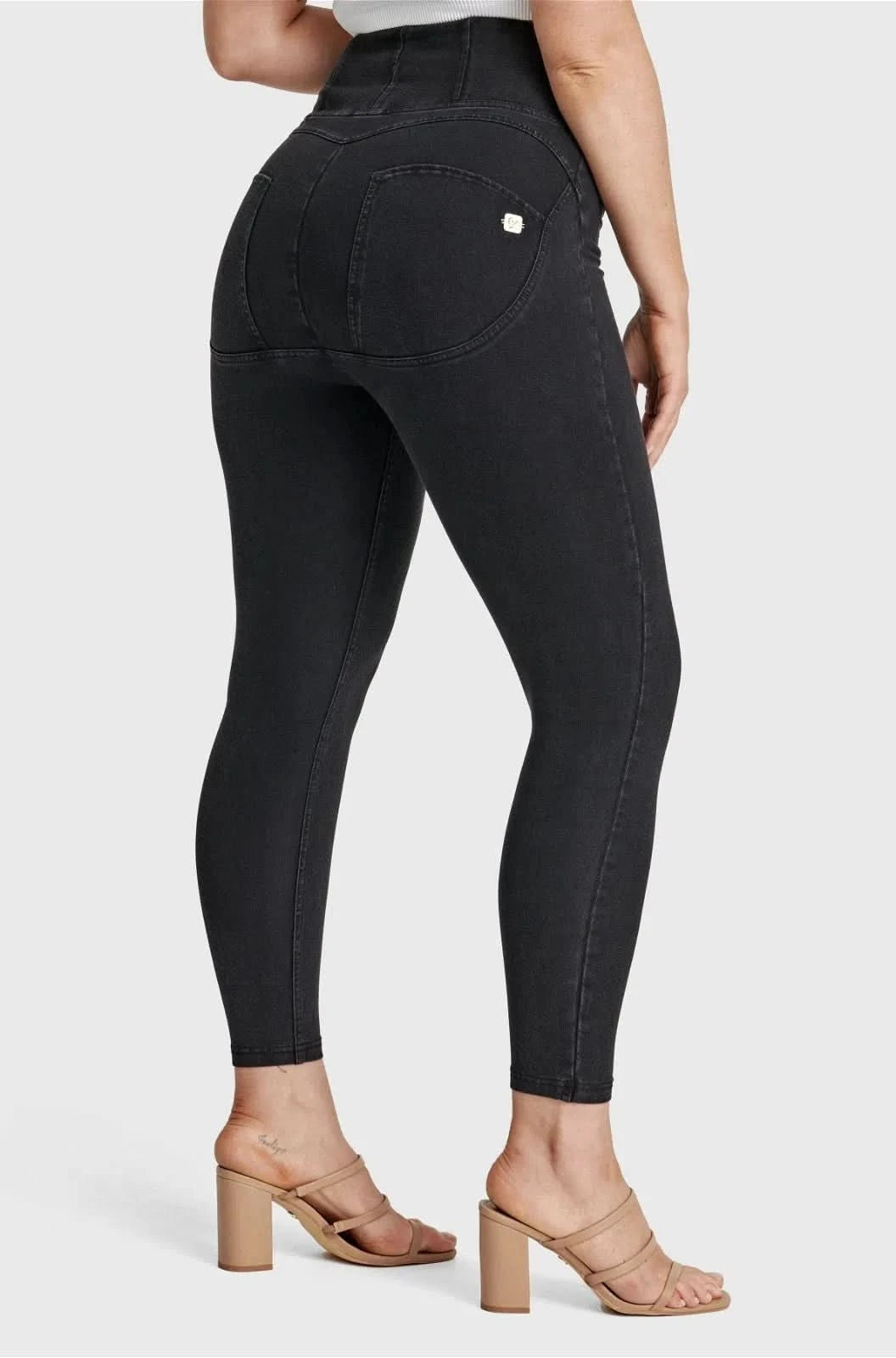 WR.UP® Curvy Denim - Zip High Waisted - 7/8 Length - Black + Black Stitching