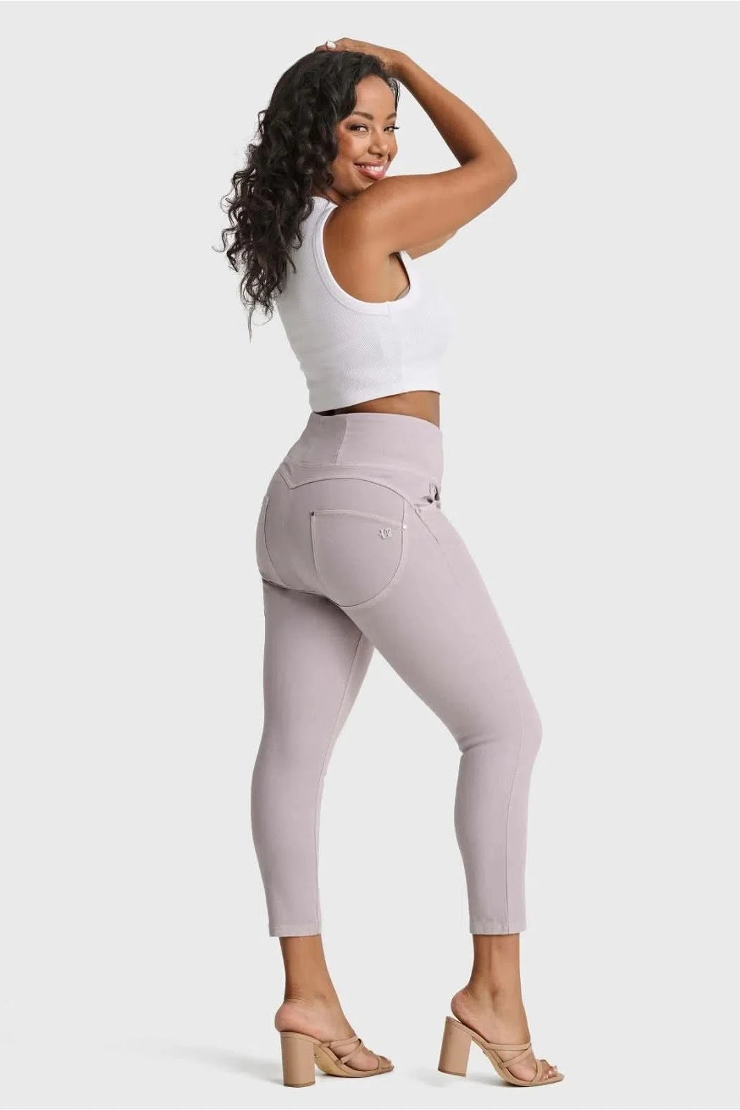 WR.UP® SNUG Curvy Jeans - High Waisted - 7/8 Length - Light Grey 3