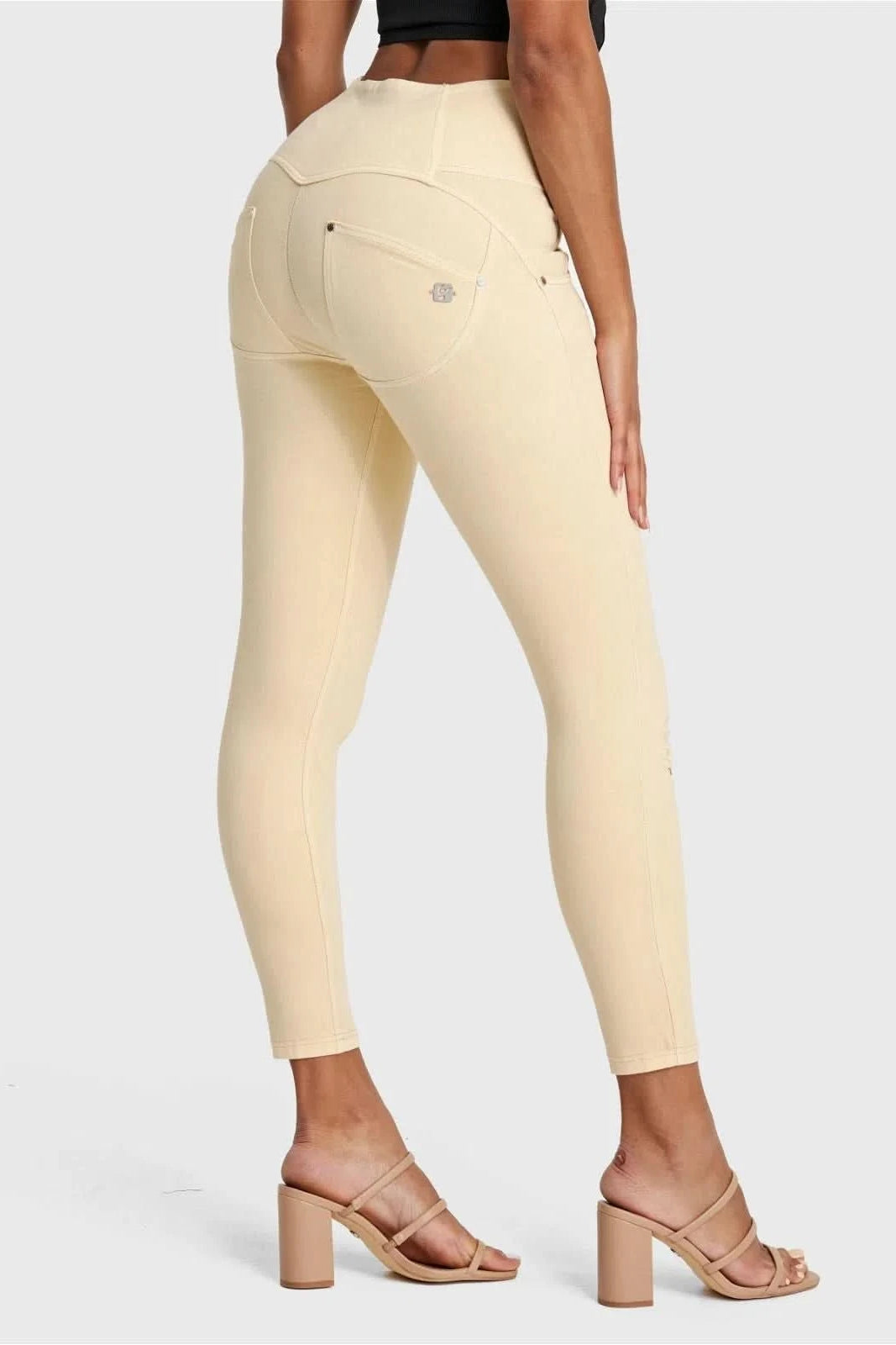 WR.UP® SNUG Distressed Jeans - High Waisted - 7/8 Length - Beige 2